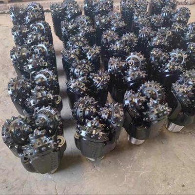Hava sondajı Iadc 545 Hard Rock Tricone Bit Oil Well With Elastomer Sealed Bearing